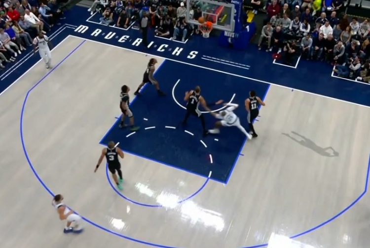 发力过猛！克莱跳投命中 卡布卡位顶翻加福德裁判回看普通犯规