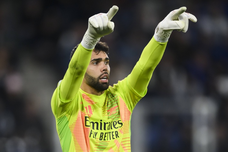 开云下载-极限扑救！官方：拉亚对阵布莱顿飞身救险当选英超12月最佳扑救